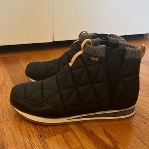 Women’s black teva ember mid moc boots